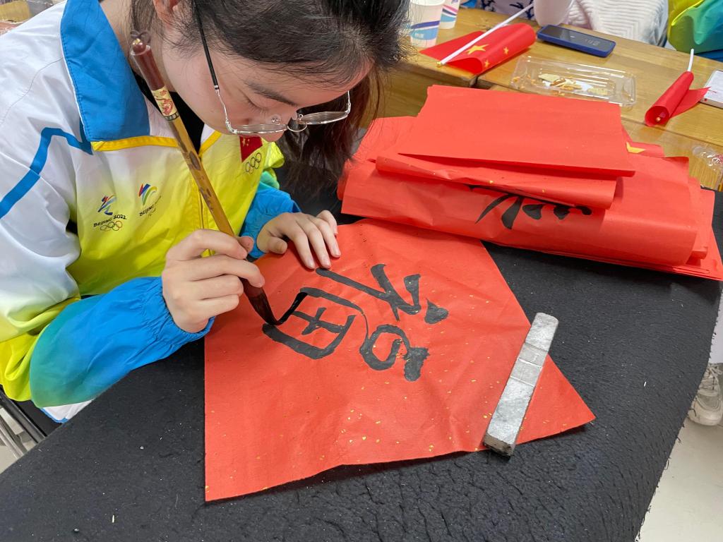 学生志愿者书法展示为大家送祝福.jpg 学生志愿者书法展示为大家送祝福.jpg