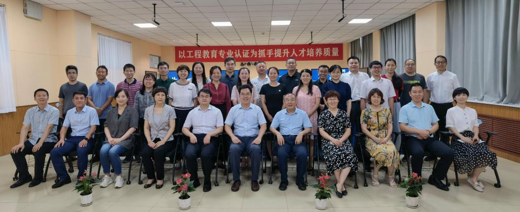 出席专家意见反馈会澳门沙金在线平台领导教师合影.jpg