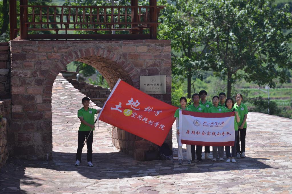 “乡土规梦实践团”师生在石门村调研.JPG