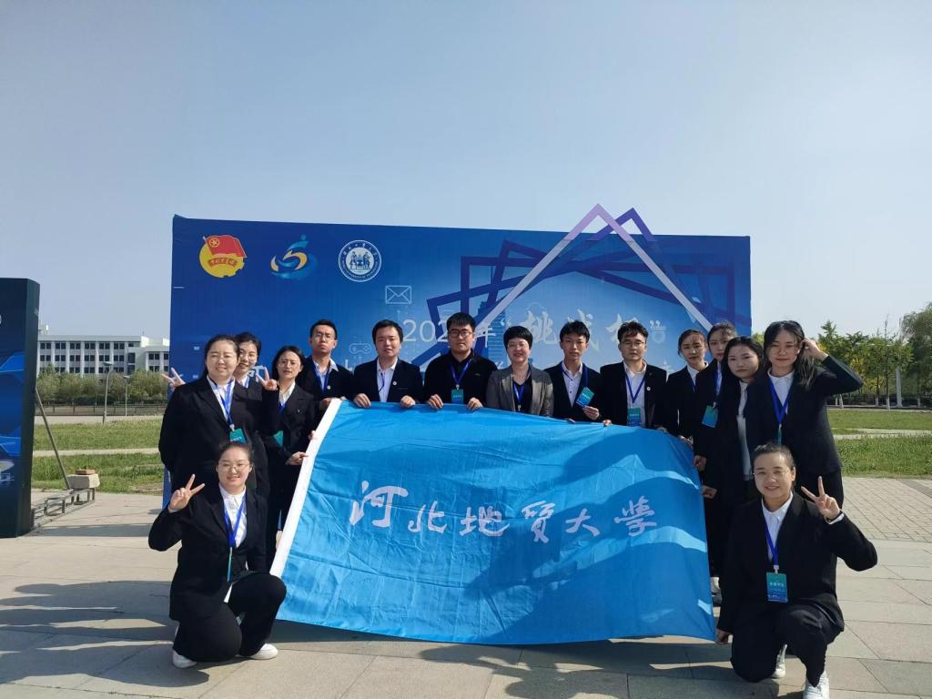 校团委书记郭雅洁与参赛学生合影.jpg 校团委书记郭雅洁与参赛学生合影.jpg