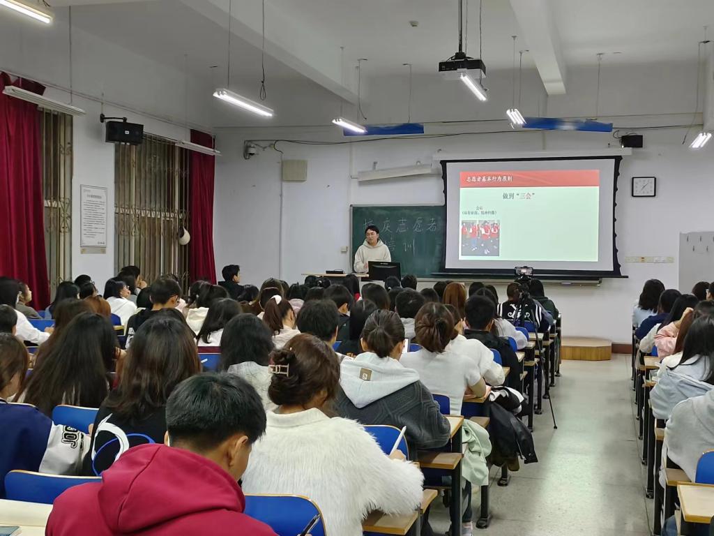 我院2022年北京冬奥会志愿者宋文毅同学为校庆志愿者做专题培训.jpg