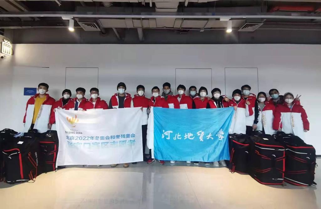 澳门沙金在线平台17名志愿者前往张家口领取制服.jpg 澳门沙金在线平台17名志愿者前往张家口领取制服.jpg