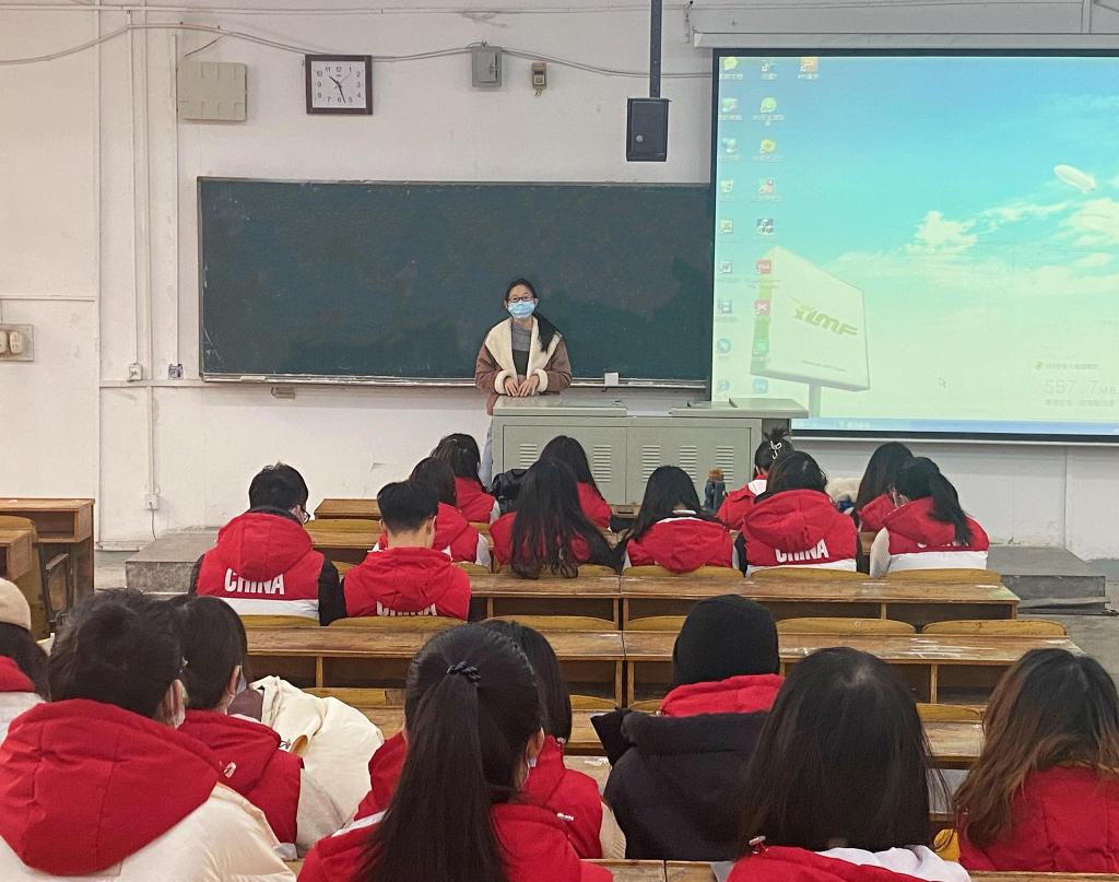 张睿琦老师对志愿者进行培训指导.JPG 张睿琦老师对志愿者进行培训指导.JPG