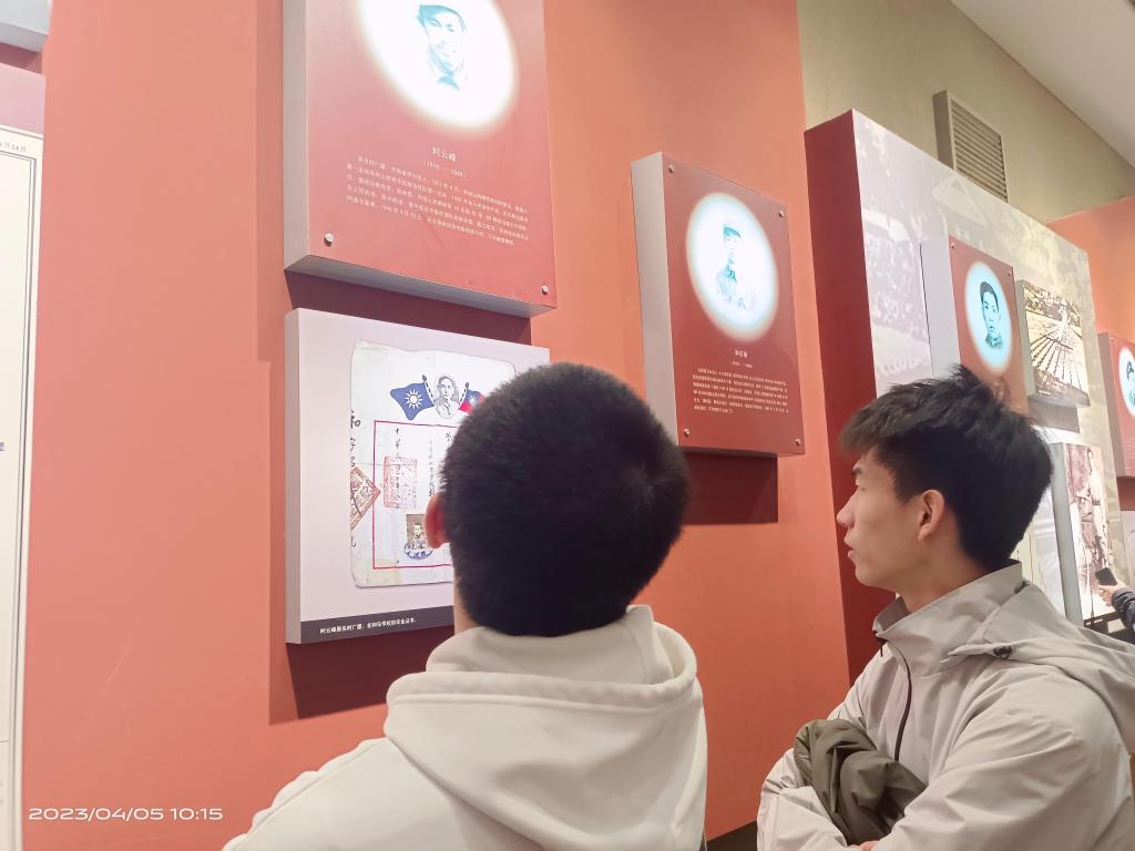 同学们参观纪念馆.jpg 同学们参观纪念馆.jpg