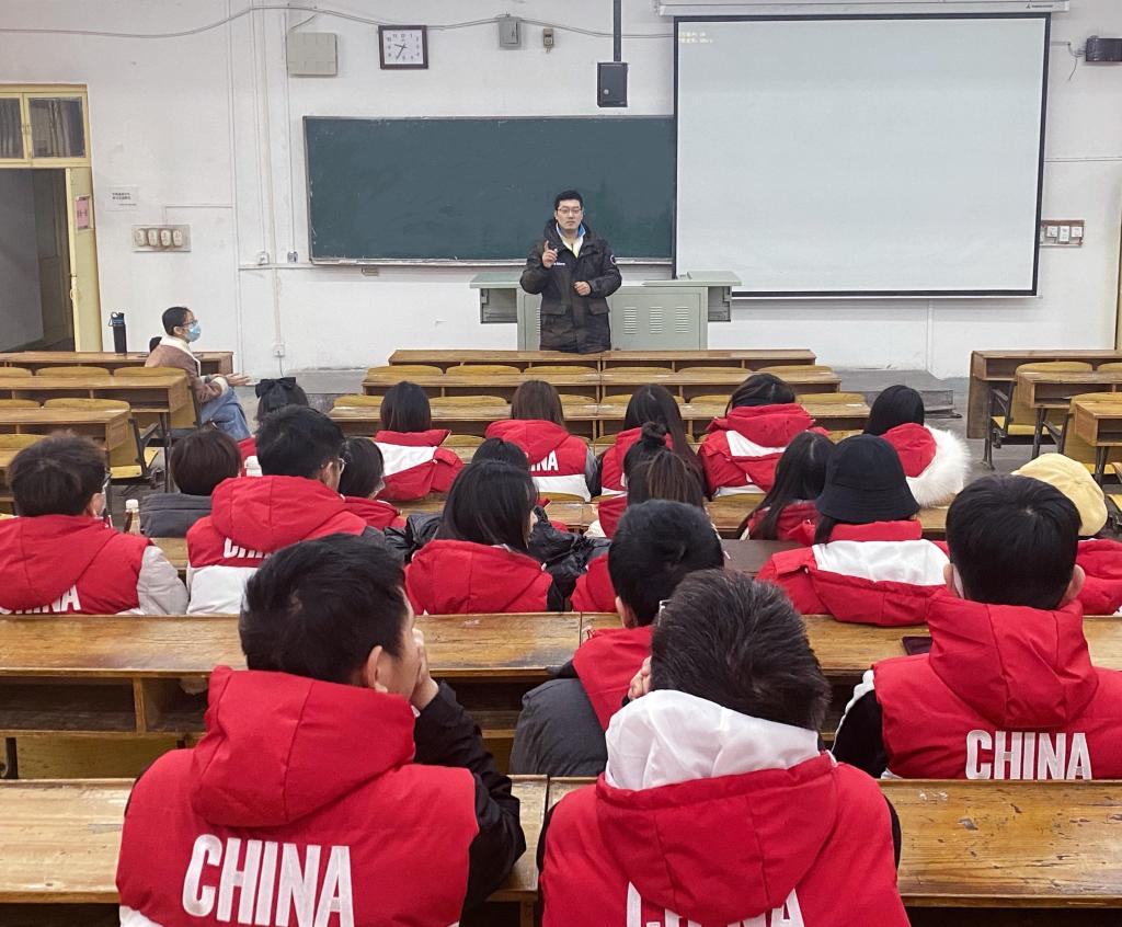 贺玉德老师对志愿者进行培训指导.JPG 贺玉德老师对志愿者进行培训指导.JPG