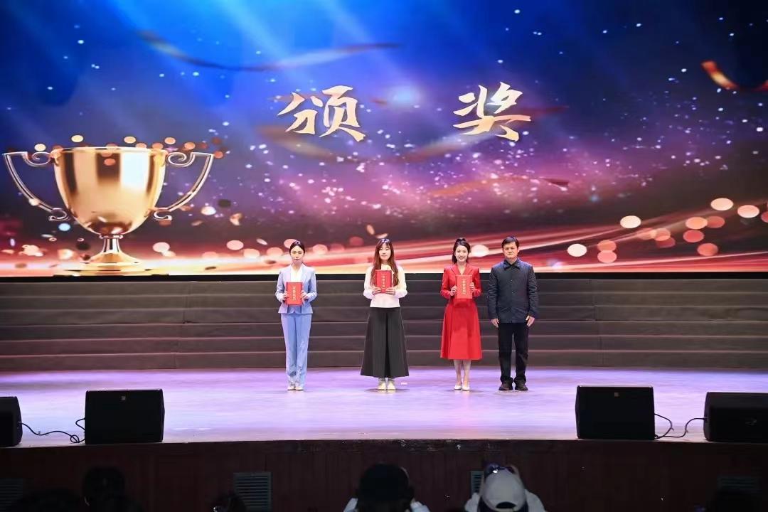澳门沙金在线平台学生(左一)荣获二等奖.jpg 澳门沙金在线平台学生(左一)荣获二等奖.jpg