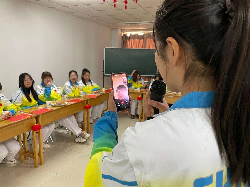 志愿者现场连线家长汇报学习、生活情况并向家人表达节日的祝福.jpg 志愿者现场连线家长汇报学习、生活情况并向家人表达节日的祝福.jpg