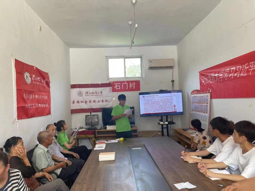 宣讲团成员向村民们列举国家对于加强创新能力建设的具体措施及实例.jpg 宣讲团成员向村民们列举国家对于加强创新能力建设的具体措施及实例.jpg