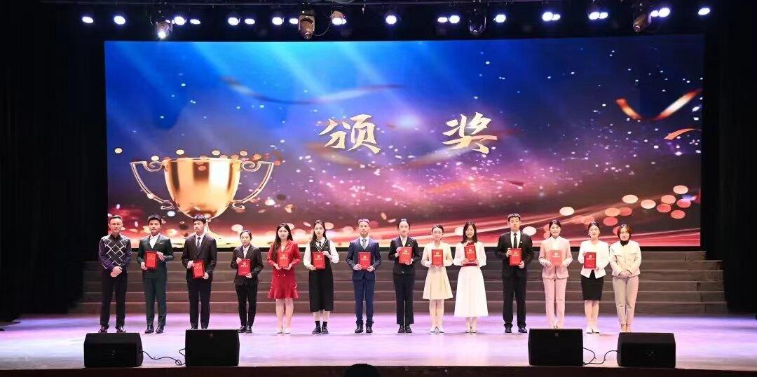 澳门沙金在线平台学生(左五)齐子莹荣获优秀奖.jpg 澳门沙金在线平台学生(左五)齐子莹荣获优秀奖.jpg