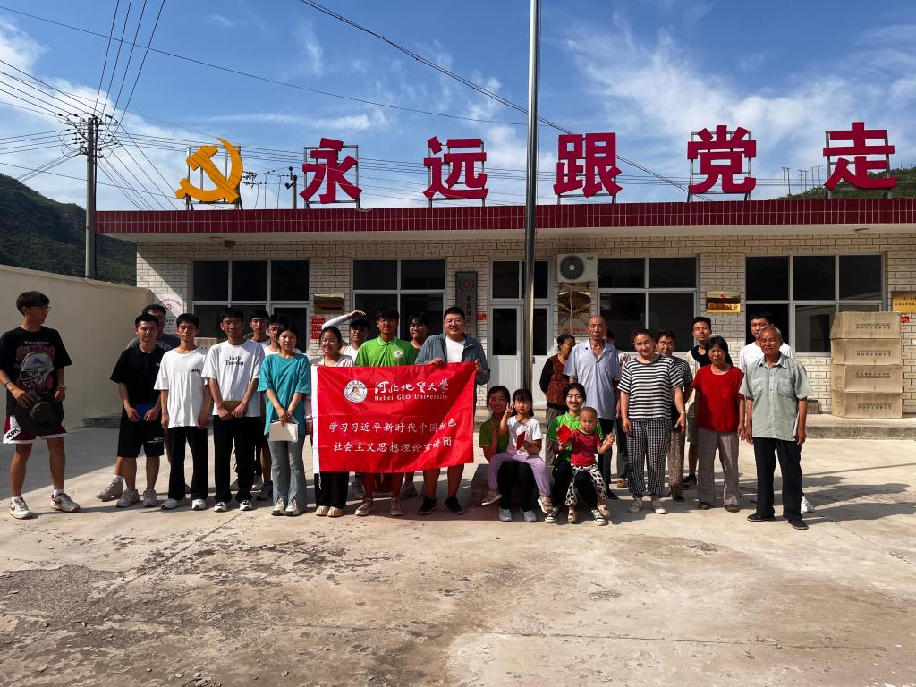 理论宣讲团成员和村民的合影.jpg 理论宣讲团成员和村民的合影.jpg